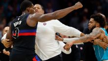 Pelea deja 4 expulsados en juego Pistons-Hornets