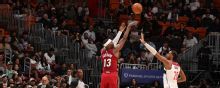 Bam Adebayo establece récord del Heat con 31 puntos en el primer cuarto y 43 en la primera mitad