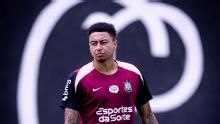 Lingard fratura costelas e treina separado no Corinthians