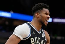 Sources: Giannis to miss at least 1 week due to knee injury