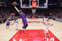 LeBron James' 6 dunks vs. Rockets key Lakers' 7th straight win