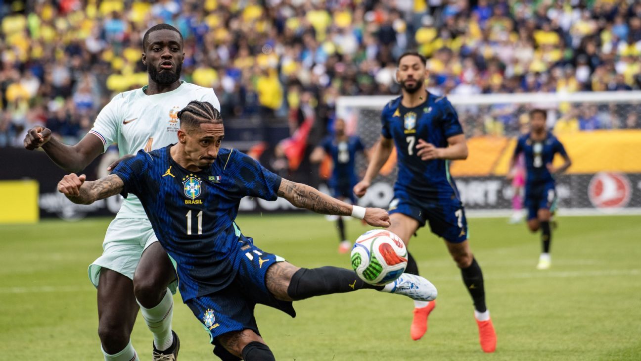 Barcelona diz que Raphinha ficará cinco semanas afastado