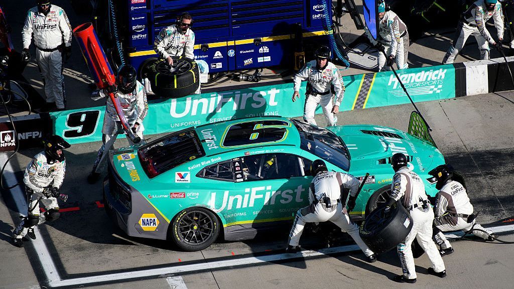 Chase Elliott gambles, outduels Denny Hamlin at Martinsville