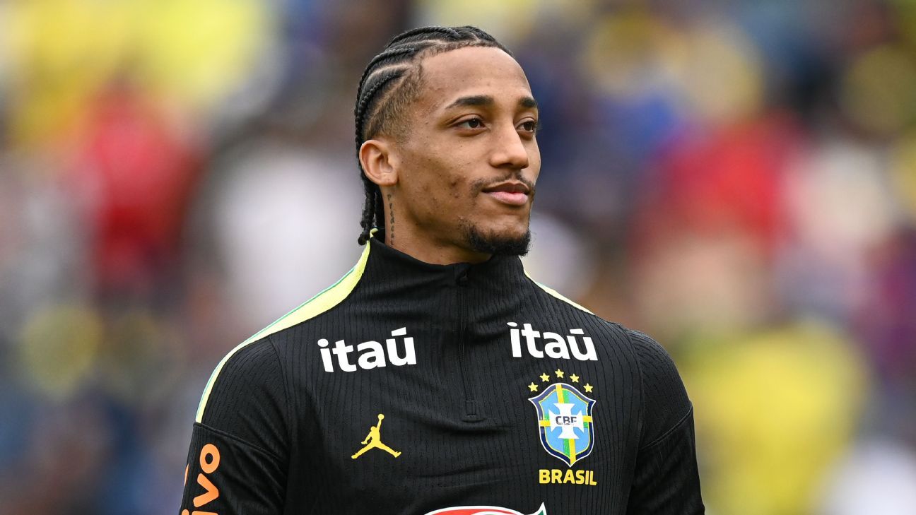 'Antes tinha Ronaldo, Romário...': João Pedro cita craques e diz o que falta para Vinicius Jr. e Raphinha deslancharem na seleção