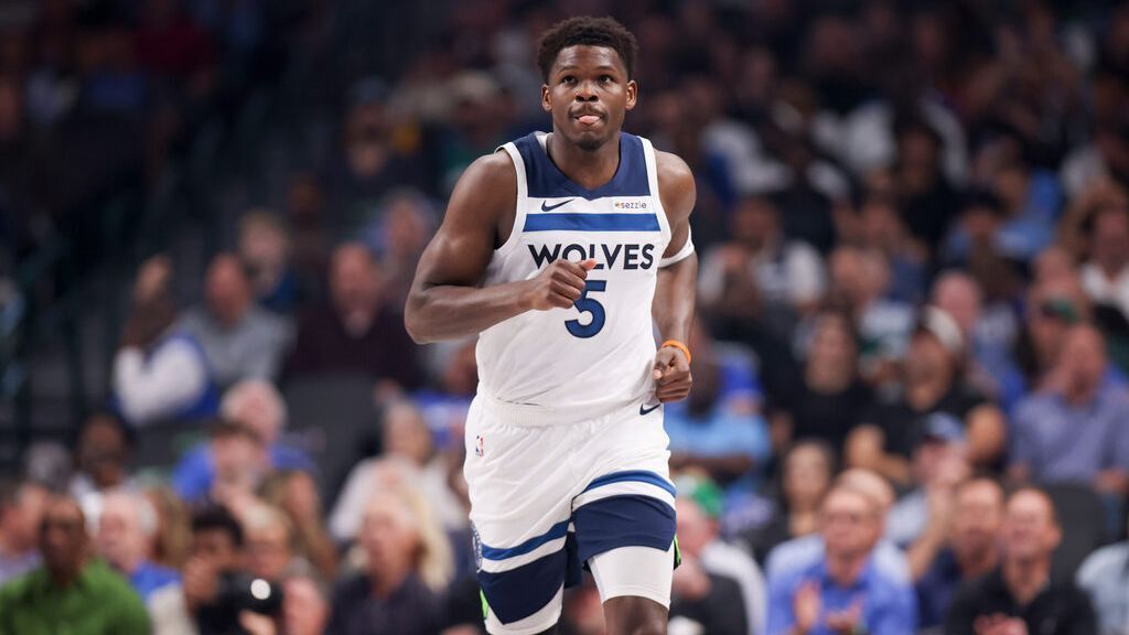 'Nature calls': Edwards misses tip off in return