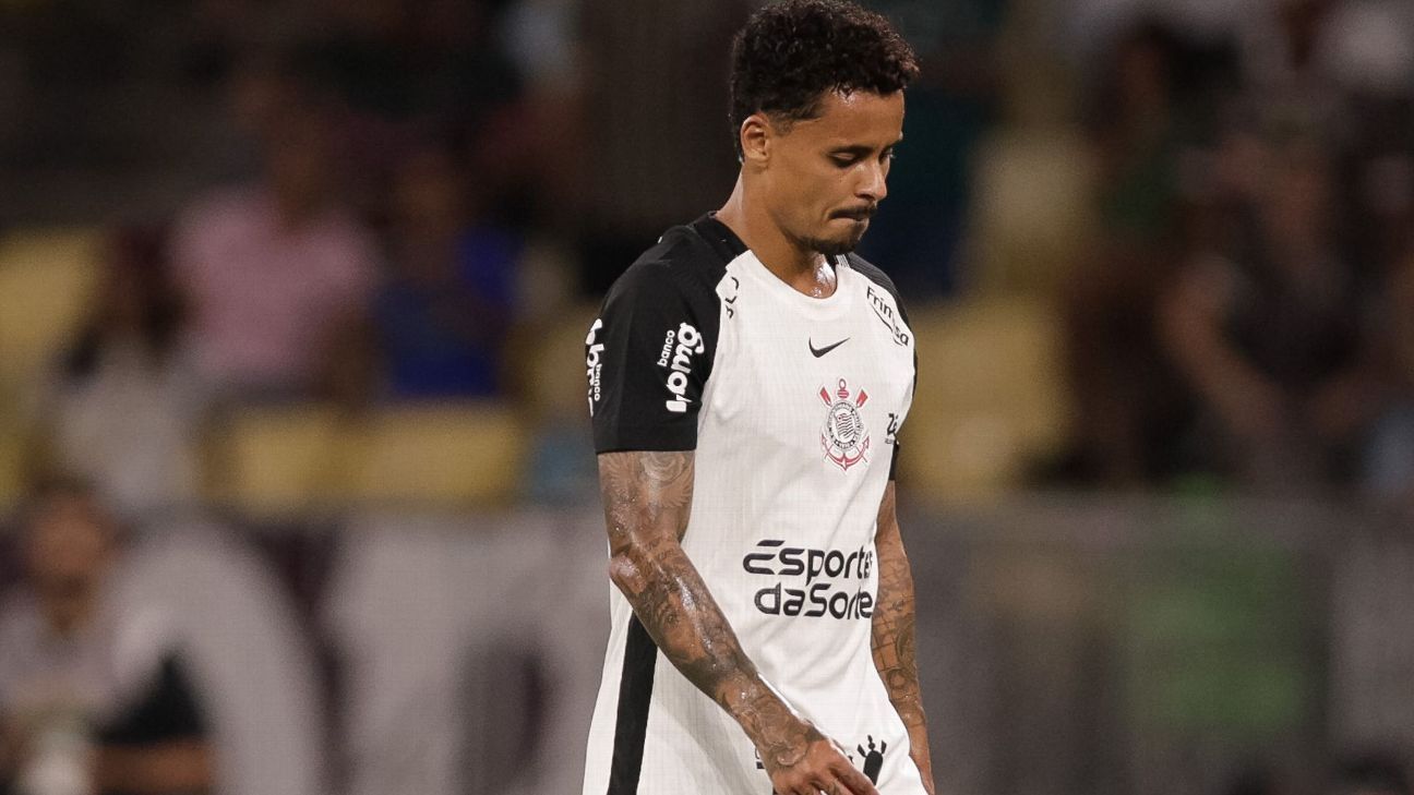 Corinthians decide punir Allan após expulsão por gesto obsceno no Maracanã e debate detalhes com jurídico