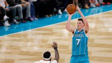 El novato Kon Knueppel establece el récord de triples de Hornets en una temporada