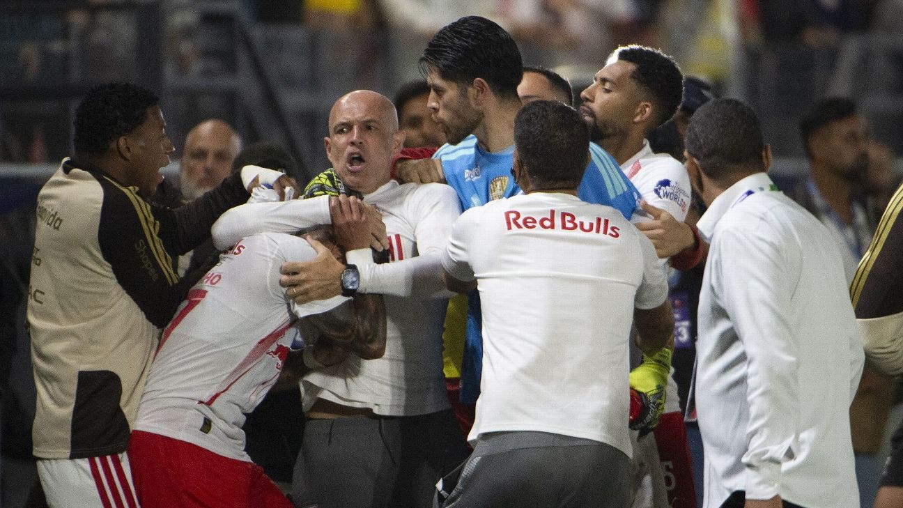 Rossi acusa auxiliar do Bragantino de agressão após derrota do Flamengo: 'Por isso eu reagi'