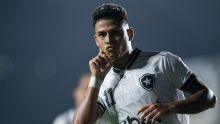 Botafogo encaminha venda de Matheus Martins por R$ 42 milhões a time da Europa