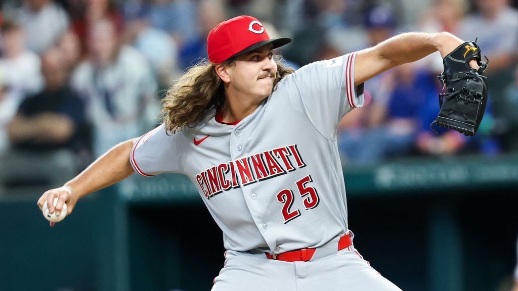 Rookie Lowder sets Reds record with 1.30 ERA