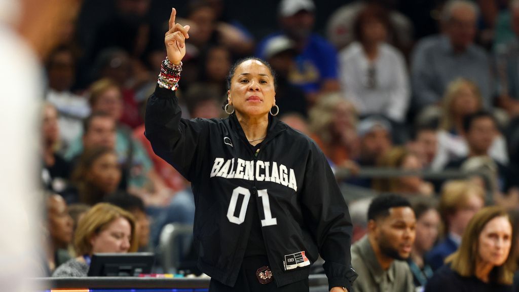 Staley makes show of pregame hug with Close