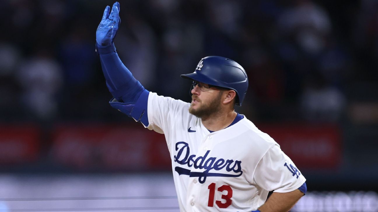 Dodgers' Muncy caps 3-HR night with walk-off shot