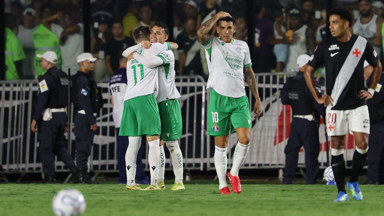 Vasco tem dois expulsos, leva virada do Audax Italiano em São Januário e se complica na Sul-Americana