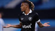 Técnico do Botafogo avisa Danilo que ele jogará contra Vitória, e negócio com Palmeiras pode cair