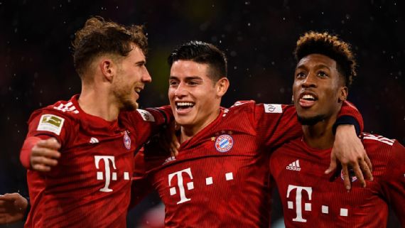 Luis Díaz celebrando con sus compañeros de Bayern Munich