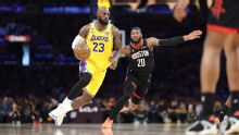 LeBron flerta com triplo-duplo, Lakers batem os Rockets e largam na frente nos playoffs da NBA