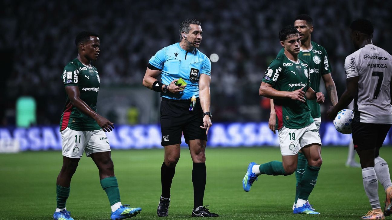 VAR acertou ao tirar pênalti em Palmeiras x Athletico-PR? Simon explica lance polêmico