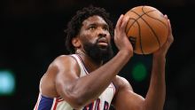 Joel Embiid domina o garrafão e mantém os 76ers vivos na série contra os Celtics