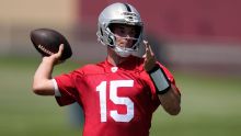 Raiders: Mendoza trabaja en transición para jugar bajo centro