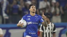Cobrado nas redes sociais, Kaio Jorge discute com torcedor do Cruzeiro: 'Acha que fazer gol é igual beber água?'