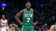 Jaylen Brown, de Celtics, multado con $50.000 dólares por criticar a los árbitros