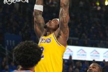 Jarred Vanderbilt dislocates right pinky finger, sources say