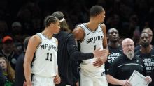 Wolves aprovechan expulsión de Wembanyama y empatan serie vs Spurs