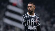 Raniele sobre lesão no joelho e vira desfalque no Corinthians; clube ouvirá médico sobre tratamento