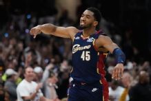 Mitchell scores 39 in 2nd half as Cavs tie series vs. Pistons