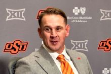 New Oklahoma State coach Eric Morris shoots armadillo in yard