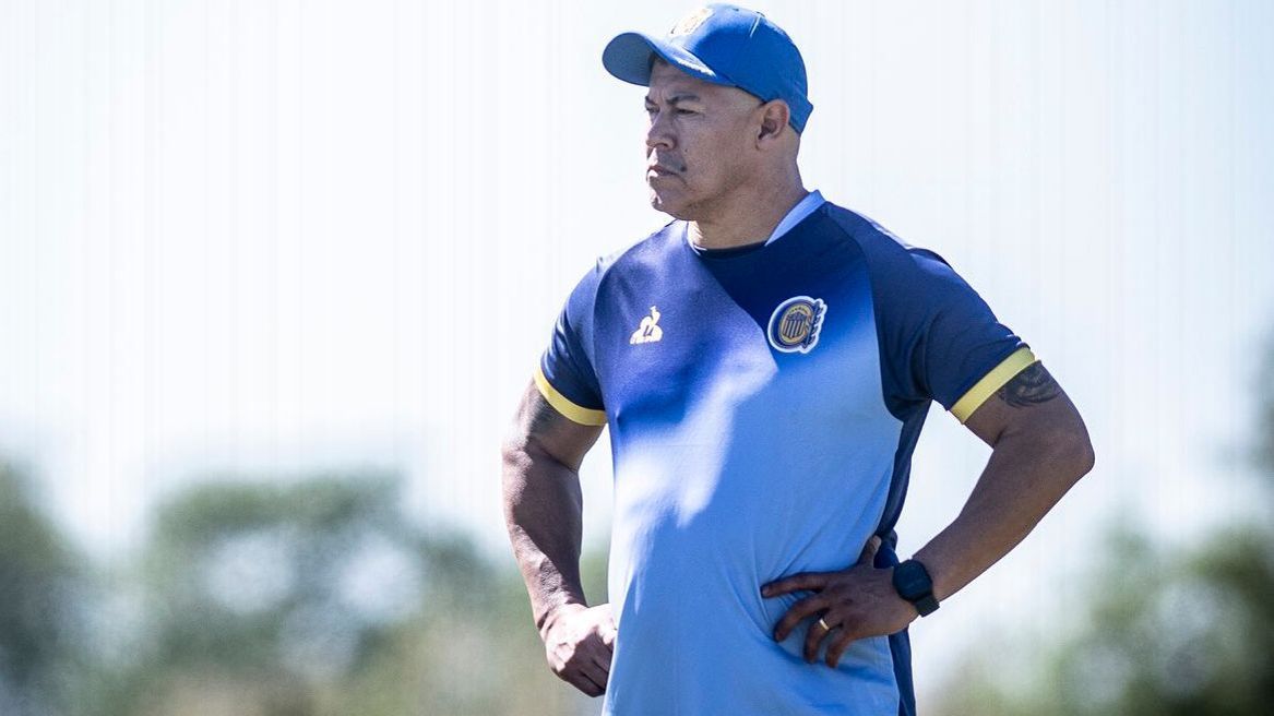 Jugadores de Rosario Central entrenando en un campo iluminado por focos antes de la semifinal contra River Plate, sin rostros identificables.
