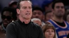 Atkinson defiende guardar tiempos muertos durante colapso de Cavs