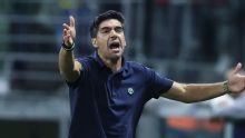 Abel é punido com multa por chutar microfone em jogo do Palmeiras na Libertadores; veja os valores