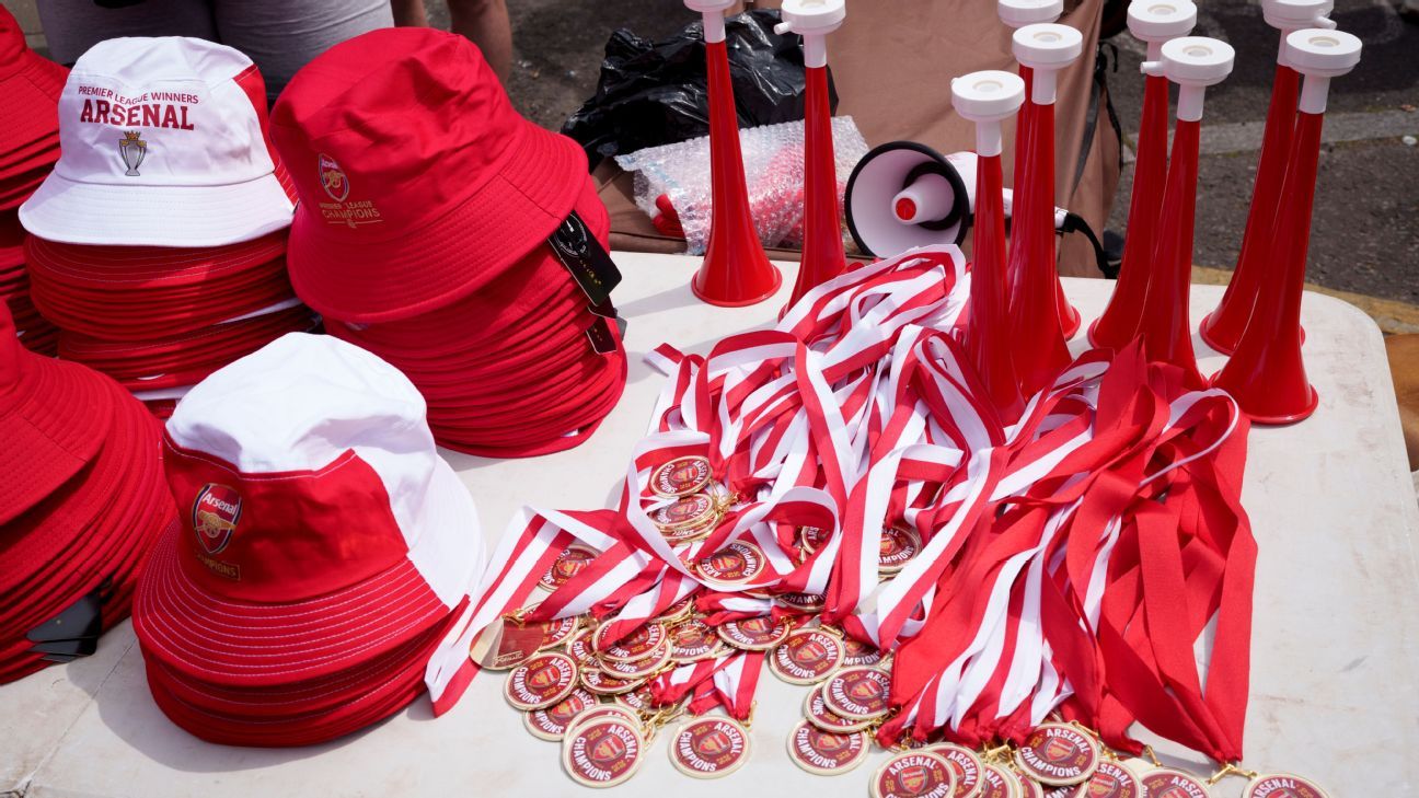 Arsenal parade: Sixteen arrests, 75 people rescued from heights