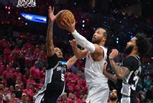 Brunson keys late surge as Knicks steal Game 1 in San Antonio