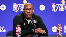 Mike Brown, técnico dos Knicks, questiona lances livres dos Spurs no Jogo 3 das Finais: 'Bateram 24 no segundo tempo e nós apenas 8'