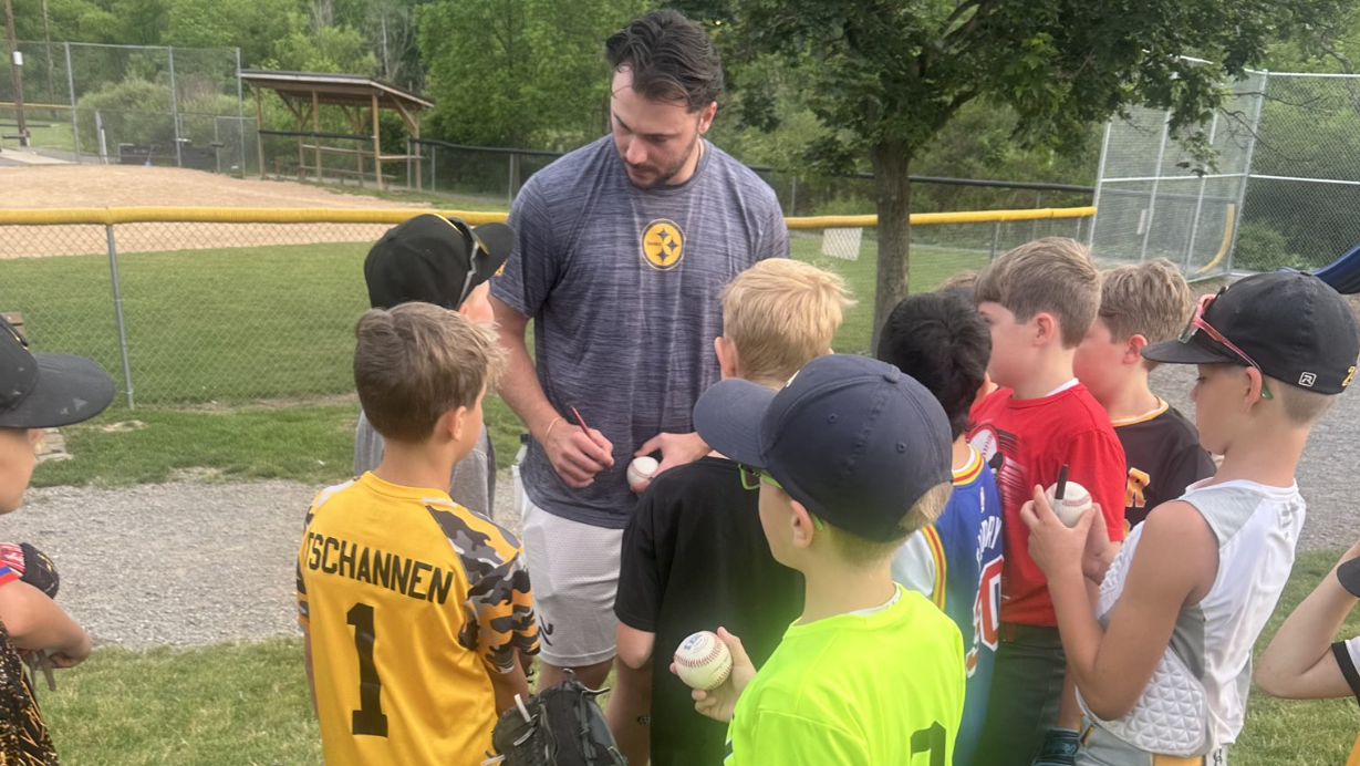 Catch with a star? Skenes delights little leaguers...