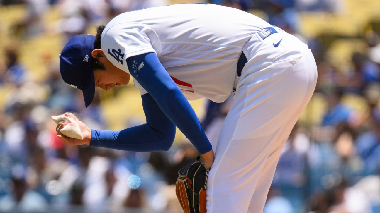 Shohei Ohtani lanza con ampolla y dolor de rodilla, sube su ERA