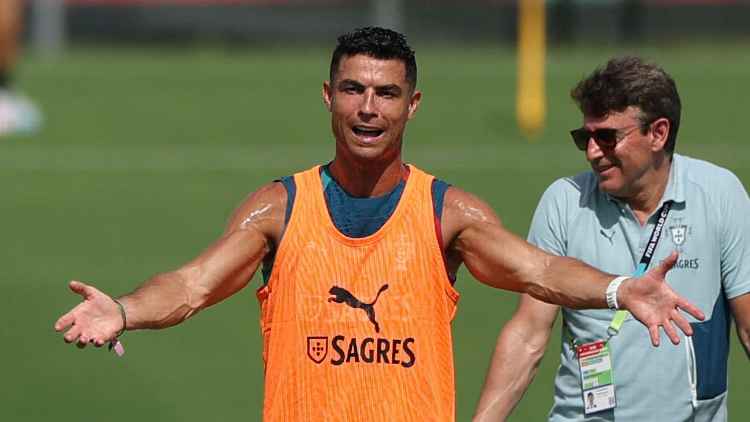 يقول أسطورة يونايتد إن CR7 يجب أن يكون بنكًا ويكشف عن محادثة مع مدرب البرتغال: “أشعر أنها مشكلة”