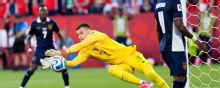 Barcelona analiza que Livakovic sea segundo portero