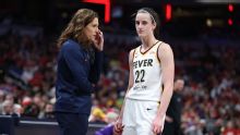 Caitlin Clark abandona el partido contra Mercury por molestias en la espalda