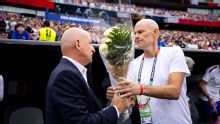 Técnico da Noruega envia flores antes de jogo em solidariedade a Didier Deschamps, que perdeu a mãe e não esteve na partida