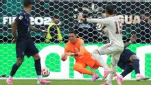 Álex Baena se solidarizó con Fernando Muslera y dijo: "Creo que la pelota le picó mal"