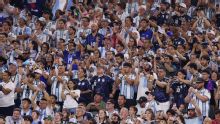 Torcida da Argentina fica 1h dentro do estádio cantando após jogo e impressiona seguranças: 'Por que não saem?'