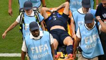 Manchester United confirma grave lesão de jogador da seleção uruguaia que deixou estádio da Copa de cadeira de rodas