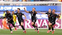 Canadá marca no fim, vence África do Sul e avança às oitavas de final da Copa do Mundo