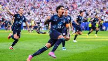World Cup Daily LIVE: Paraguay TV cuts out during pens; Morocco copy viral statue fan