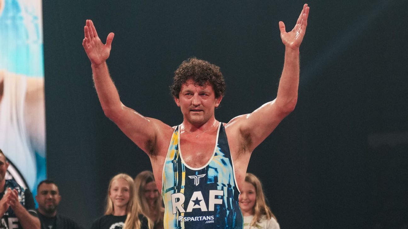 Ben Askren retorna ao wrestling após transplante duplo de pulmão e perde para Belal Muhammad no RAF 11