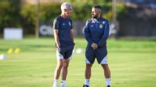 Substituto de Luís Castro no Grêmio nunca quis ser nem jogador e alfinetou técnico rival em polêmica: 'Quer ganhar mais, pede aumento...'