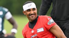 Velocidad de QB Jalen Hurts en campamento Eagles cosecha elogios